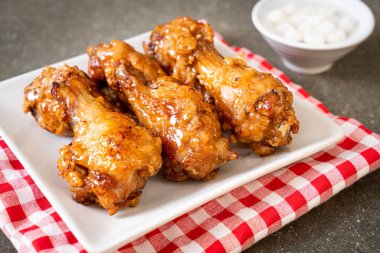 Soslu kızarmış tavuk.