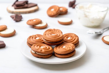 kremalı çikolatalı kurabiye