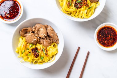 domuz eti ile Asya tavada kızartılmış erişte