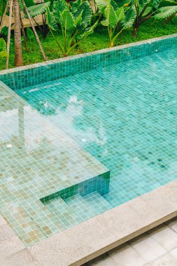 Yüzme havuzunda merdiven 