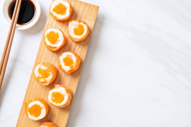 mayonez ve karides yumurta ile taze somon suşi rulo