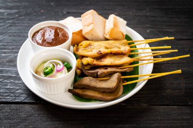 Fıstık sosu ve turşu ile domuz Satay cucumbe olan