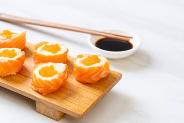 mayonez ve karides yumurta ile taze somon suşi rulo