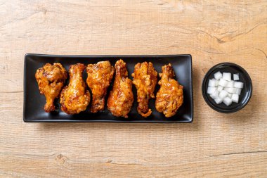 Soslu kızarmış tavuk.