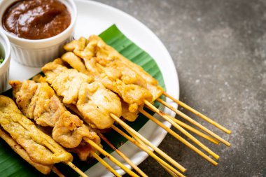 Domuz Satay-ızgara domuz fıstığı sosu veya tatlı ile servis ve 