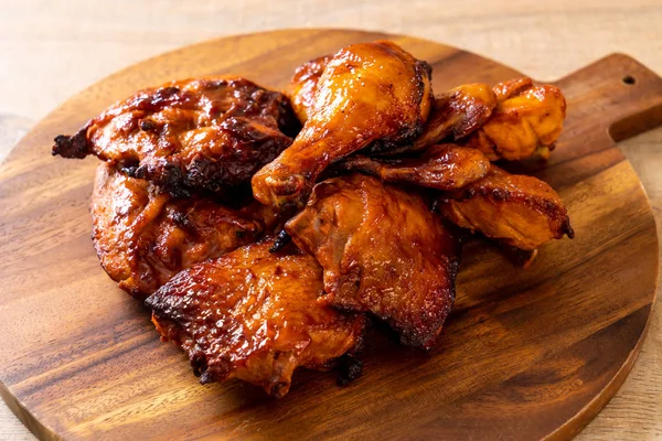 Grillad och barbecue kyckling — Stockfoto