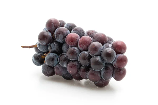 Свіжий чорний виноград на білому фоні — стокове фото