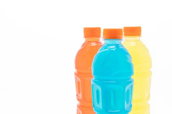 Bebidas energéticas com diferentes sabores sobre fundo branco — Fotografia de Stock
