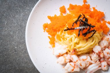 karidesler ve karides yumurtası ile spagetti kremsi