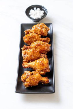 Soslu kızarmış tavuk.