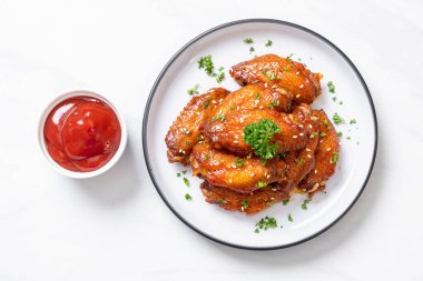 Barbekü tavuk kanatları beyaz susam ile