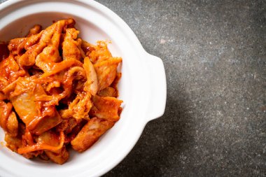 kimchi ile tavada kızartılmış domuz eti