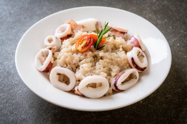 Kalamarlar veya ahtapot risotto