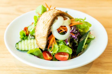 Kızarmış somon salata