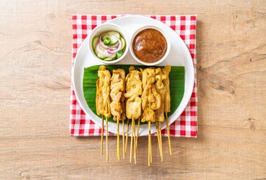 Domuz Satay-ızgara domuz fıstığı sosu veya tatlı ile servis ve 