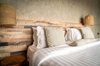 yatakta güzel rahat yastıklar