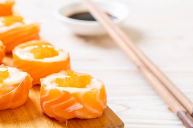 mayonez ve karides yumurta ile taze somon suşi rulo