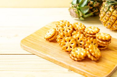 ananas reçel ile bisküvi