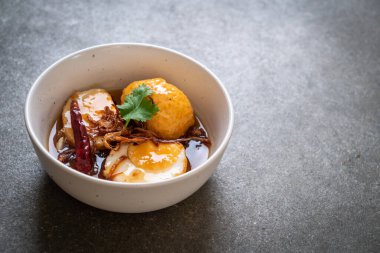 Haşlanmış yumurta demirhindi soslu kızarmış