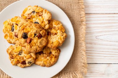 Mısır gevreği üzüm ve badem ile kurabiye