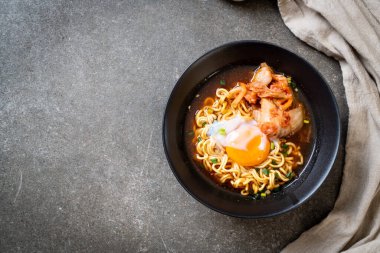 Kimchi ve yumurta ile Kore anlık erişte