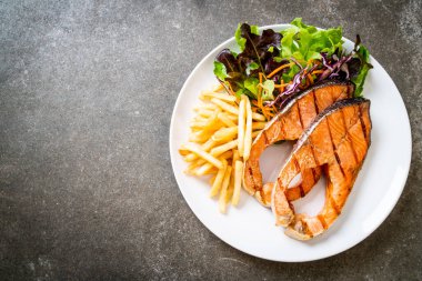 patates kızartması ile ızgara somon biftek fileto