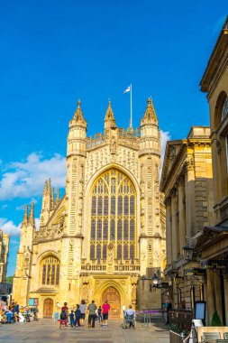 Bath, İngiltere - 30 Ağustos 2019: Turistle Bath Abbey. Bu bir... 