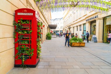 Bath - 30 Ağustos 2019: Southgate 'de kırmızı telefon kulübesi