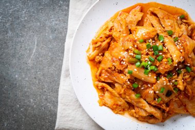 kimchi ile tavada kızartılmış domuz eti 