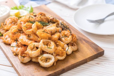 soslu kızarmış deniz ürünleri (mürekkep, karides, midye)