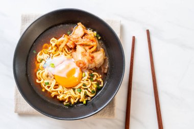 Kimchi ve yumurta ile Kore anlık erişte