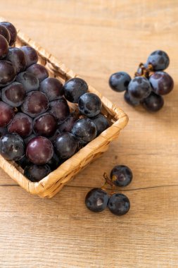 beyaz arka planda taze siyah üzüm