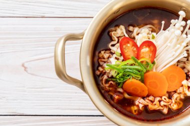 Altın tencerede Kore anlık erişte 