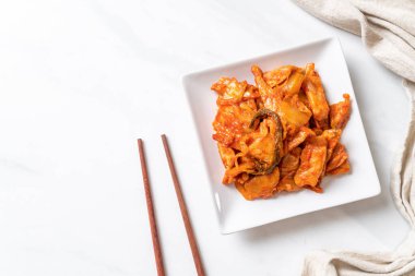 kimchi ile tavada kızartılmış domuz eti