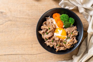 Donburi, domuz eti Pilav kasesi onsen yumurta ve sebze ile