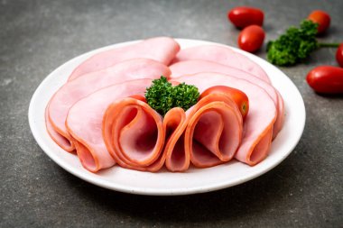 dilimlenmiş jambon füme