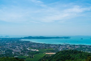 Phuket şehir manzarası ile deniz plaj 