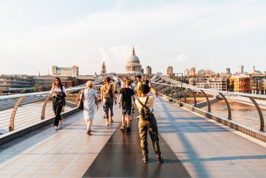 Londra, İngiltere, 27 Ağustos 2019: İnsanlar Millenium b'de yürüyor