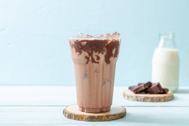 Buzlu çikolata milkshake içecek