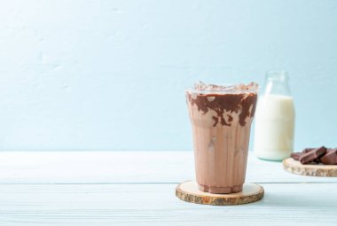 Buzlu çikolata milkshake içecek