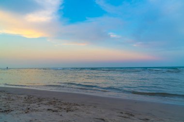 güzel alacakaranlık gökyüzü ile deniz plaj