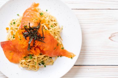 füme somon ve karides yumurta spagetti