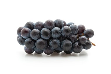 beyaz arka planda taze siyah üzüm