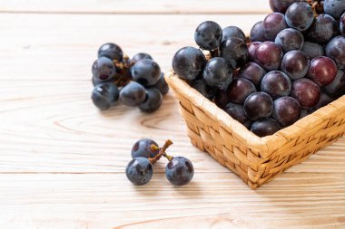 beyaz arka planda taze siyah üzüm