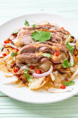 Kızarmış ördek pamelo baharatlı salata