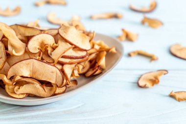 Ev yapımı kurutulmuş organik elma dilimli