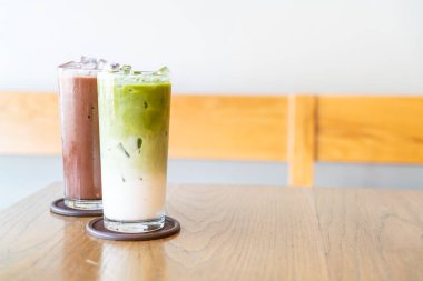 süt ve buzlu çikolata ile buzlu matcha yeşil çay 