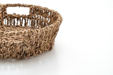 Beyaz arkaplanda hasır sepet