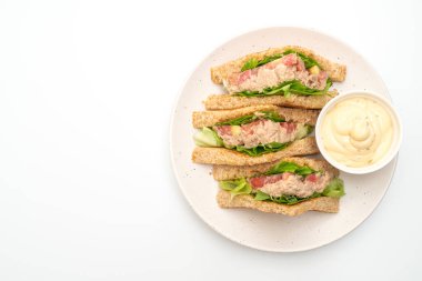Beyaz arka planda ev yapımı tuna sandviç