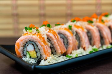 ızgara somon suşi roll - Japon yemekleri